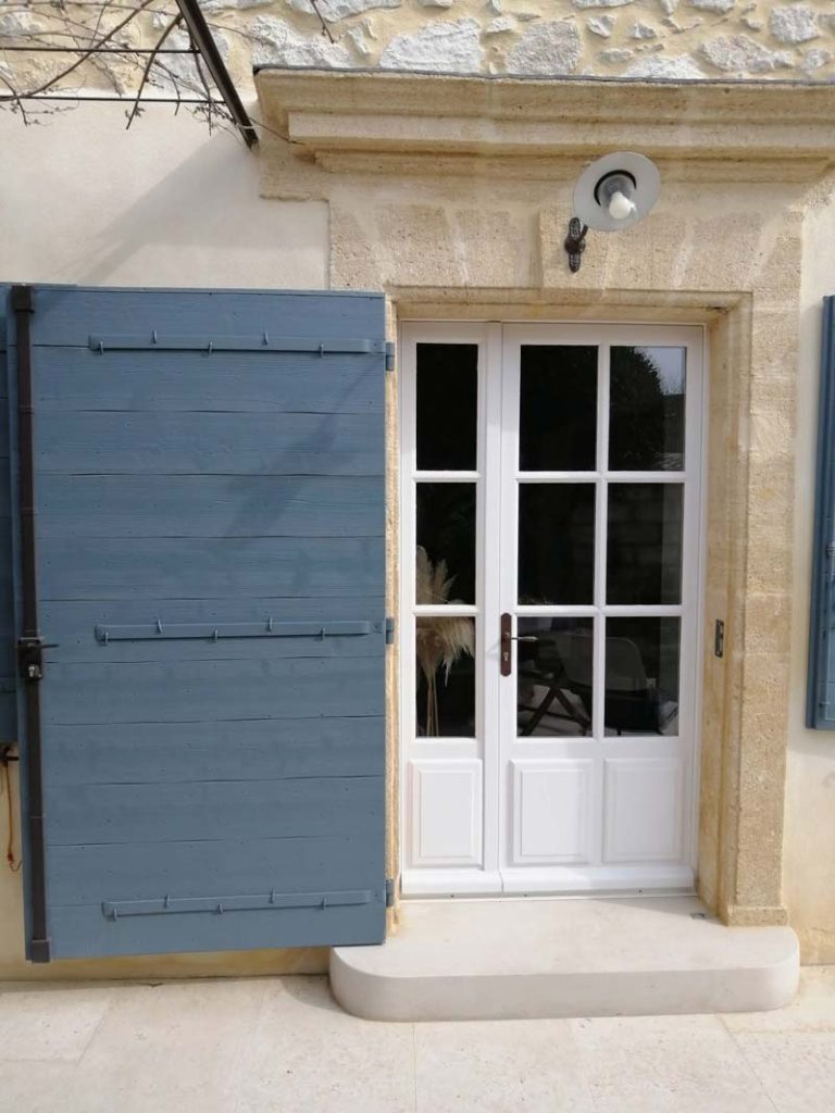 Volets & portes-fenêtres bois couleur grise de fabrication sur-mesure à Avignon